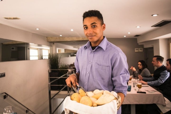 Sirviendo los diferentes tipos de pan en la sala del restaurante peruano Commo Fusión, de Valencia.