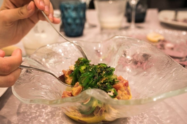 Tartar de atún coronado de alga wakame del restaurante peruano Commo Fusión, en Valencia.