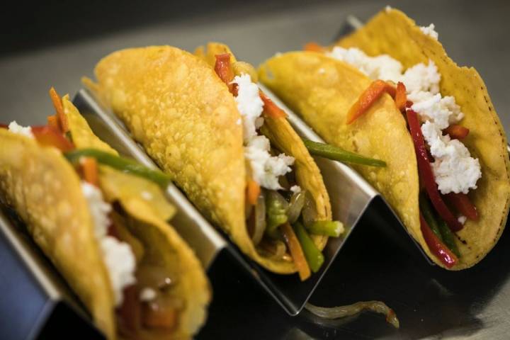 Tacos mexicanos (pimiento, cebolla, pollo, alubias pintas y cebolla criollita) con guarnicion de champiñones mágicos.