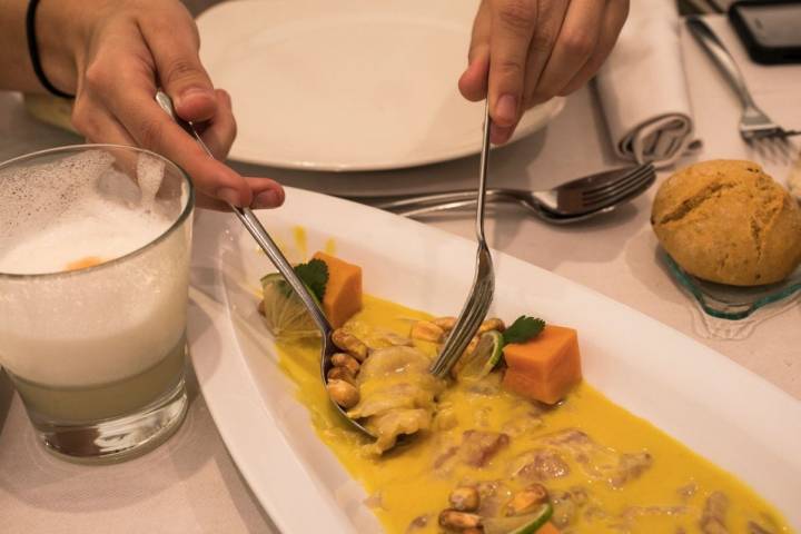 Ceviche de corvina del restaurante peruano Commo Fusión, en Valencia, junto a un pisco souer.