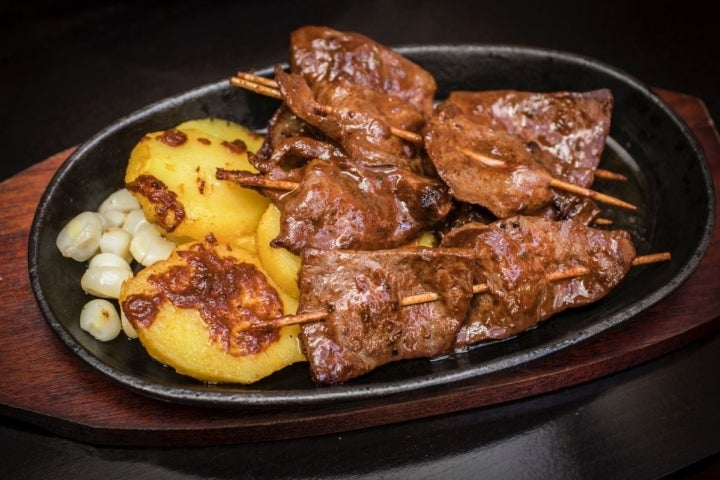 Anticucho de corazón de ternera del restaurante peruano Ancón, en Valencia.