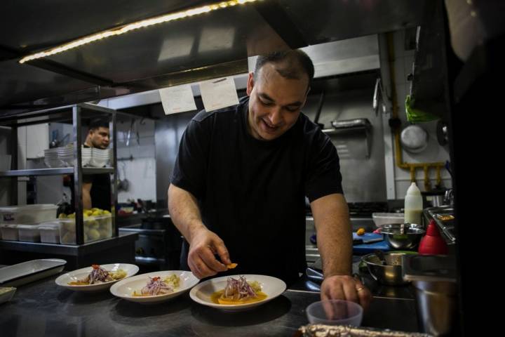 Alejandro Pérez, cocinero del restaurante peruano Ancón, en Valencia emplatando en su cocina.