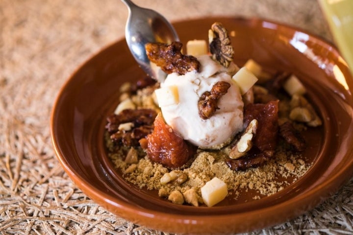 Helado de queso Idiazábal, gel de membrillo, nueces caramelizadas y galletas María.