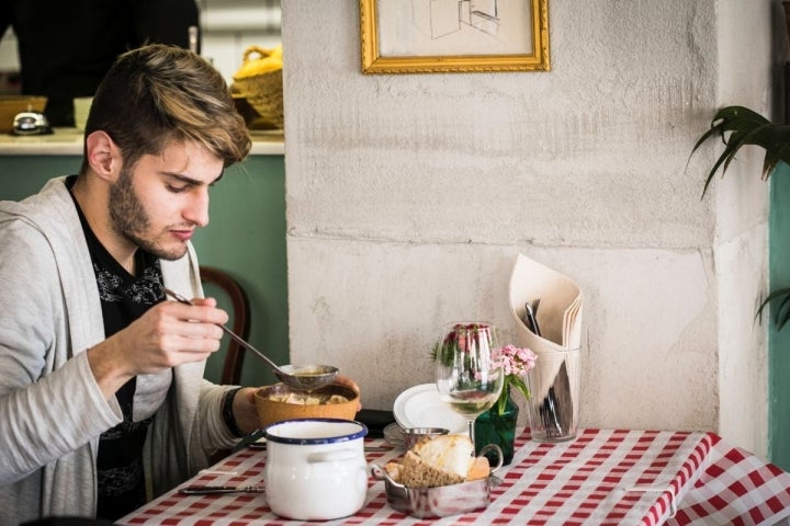 Un chico come uno guiso peruano a base de pollo y patata.