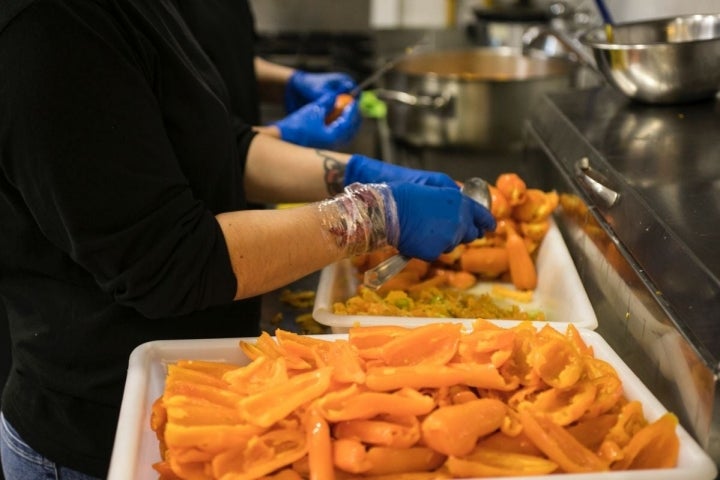 Preparando el ají amarillo en el restaurante peruano Ancón, en Valencia.