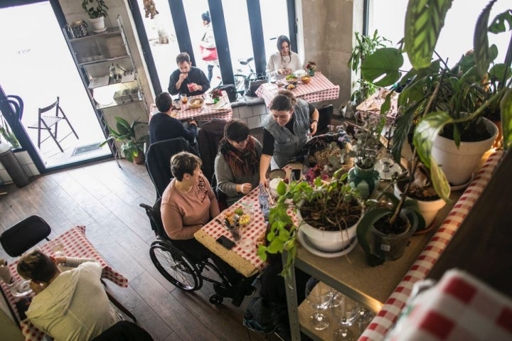 Ambiente en el restaurante peruano El Observatorio, en Valencia.