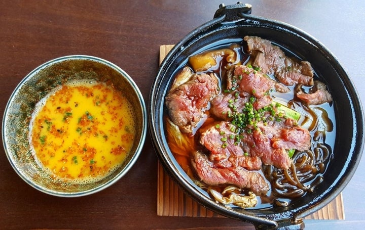 'Sukiyaki' de carne de Kobe con una base soja, sake y 'mirim', dos tipos de setas japonesas, Shitake y Shimeji, fideo de patata, tofú y col, acompañado de huevo a baja temperatura. Foto: Facebook Tori-Key.