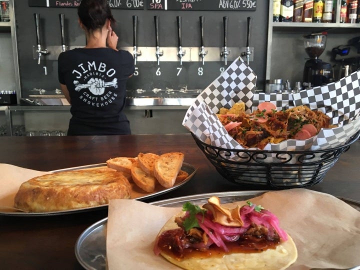 Tortilla de patata ahumada, taco y nachos de 'pulled pork' y manzana en 'Jimbo Smokehouse'. Foto: Facebook 'Jimbo Smokehouse'.