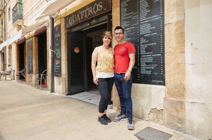 La terraza del 'Quattros' la llevan Marina y Juan, que te van a aconsejar lo mejor de su carta