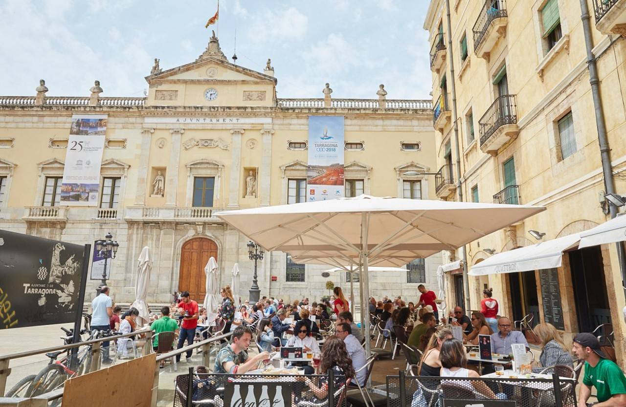 La Plaça de la Font es uno de los emplazamientos donde comer tapas y platillos en Tarragona en sus amplias terrazas.