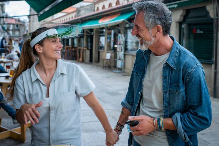 Lucía Freitas junto a Pepe Solla, dos de los cocineros con Soles que ofrecen su cocina en esta famosa calle de la ciudad. Foto: Sofía Moro