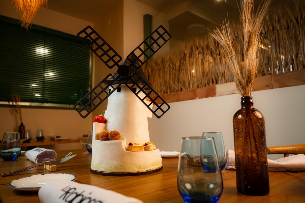 Comer en un lugar de La Mancha… con molinos, cocinas relucientes y dulces pecados