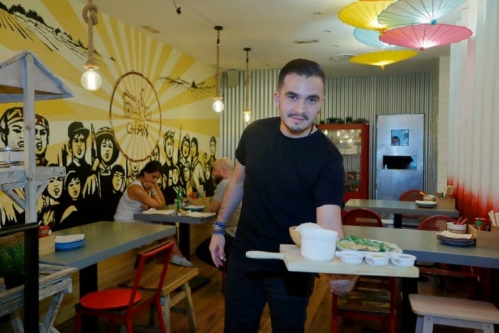 Uno de los chicos del 'Chan Street' muestra las delicias del local.