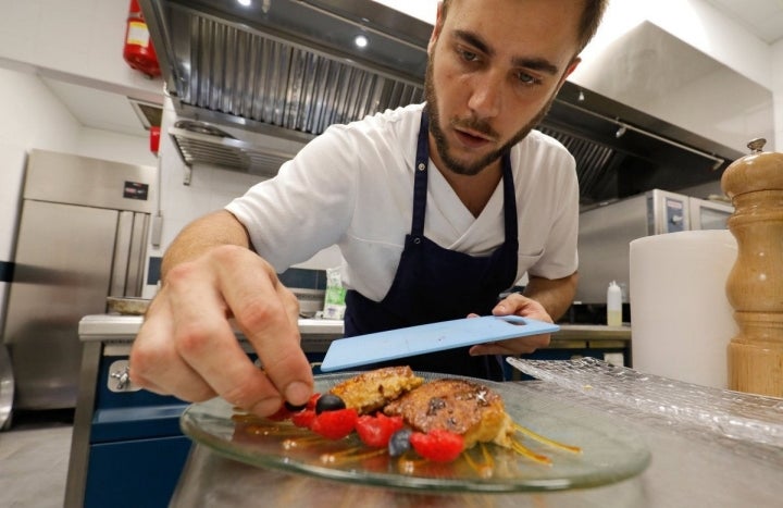 Restaurante Yarza: preparando plato en cocina