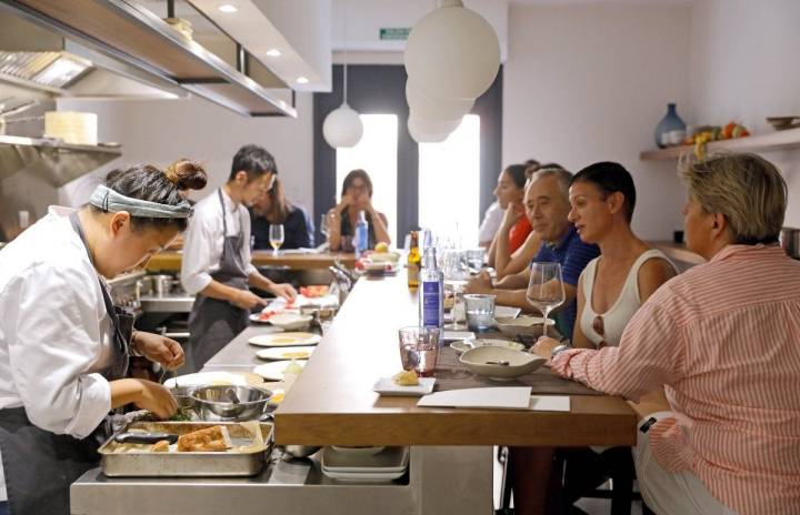 Restaurante Toshi (Valencia): cocina abierta con clientes