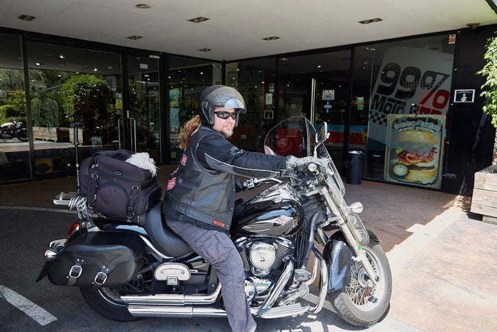 Motero arrancando la Harley en la puerta del '99% Moto Bar'.