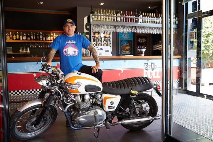 Jordi Bou, propietario del 99% Moto Bar, con su moto Triumph.