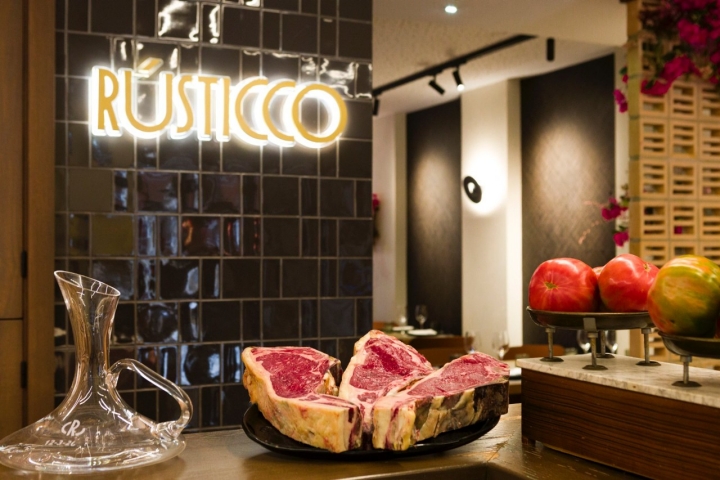 El hilo conductor de Rústicco son las carnes a la brasa.