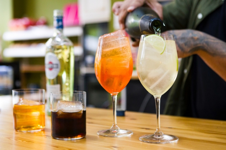 Aperol, negroni, boulevardier o dry Martini son los cócteles clásicos que se ofrecen.