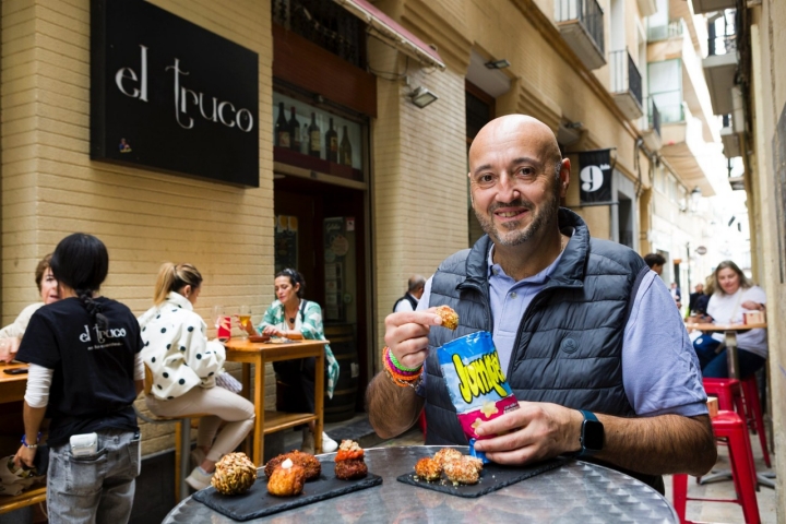 Mario Cobretti, en la terraza de El Truco, con un buen surtido de croquetas.
