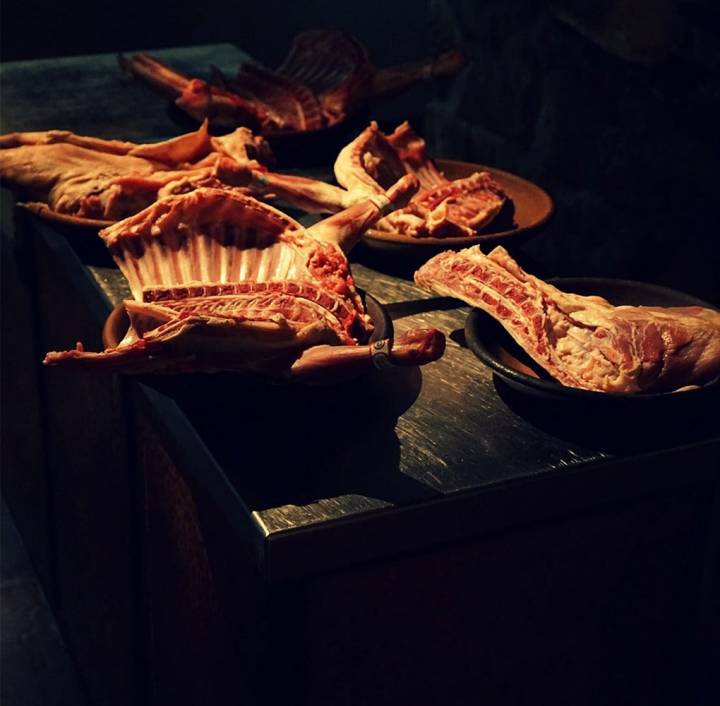 El corderito lechal asado es una de las especialidades de Lada. Foto: Landa.
