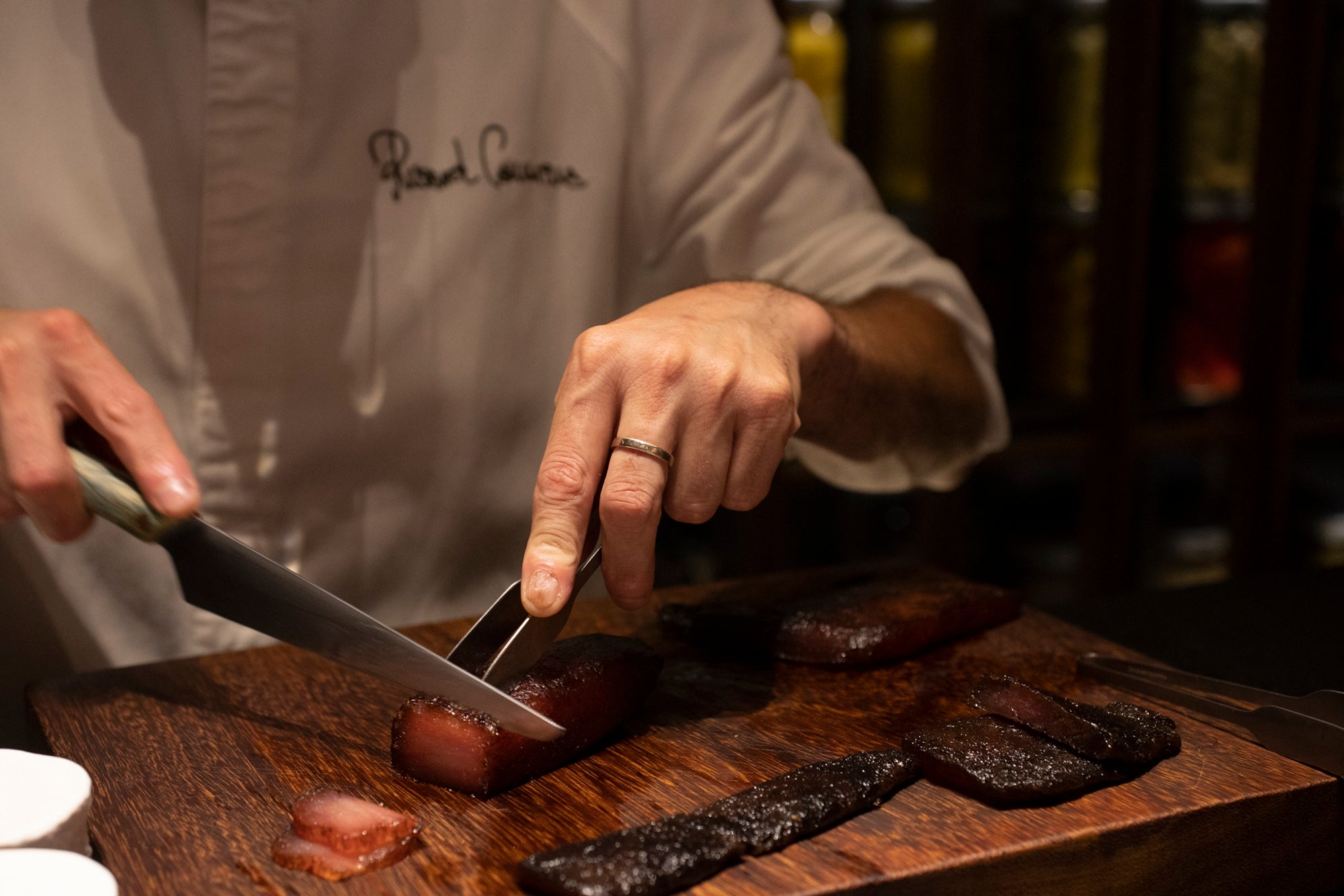 El chef combina tres cortes distintos del atún en este pase.