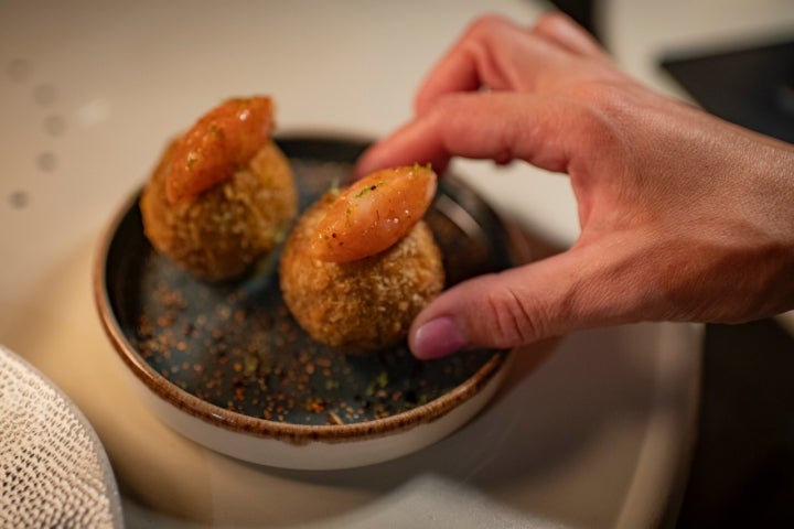 Croqueta de cerdo negro y gambusí.