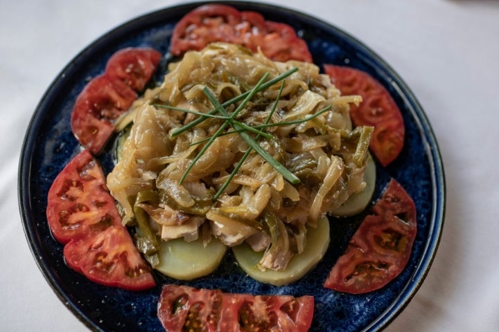 La ensalada de verano con bonito super jugoso cocido en casa de 'Almiketxo'.