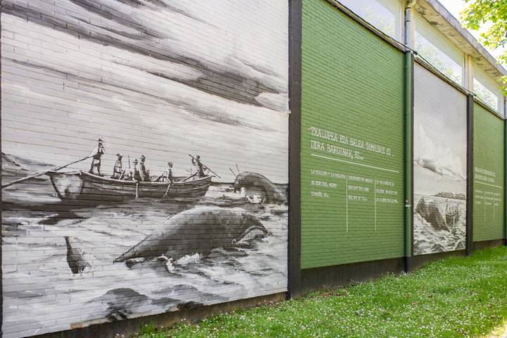 Murales pintados sobre la tapia del hospital psiquiátrico sobre la pesca de la ballena.