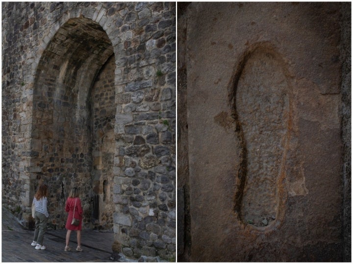 El Arco de San Juan y reproducción de la huella del santo, que alcanzó en tres zancadas Gaztelugatxe.