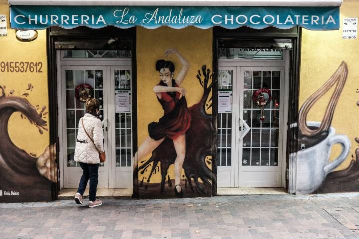 La flamenca y la ola de chocolate de la fachada de 'La Andaluza'.