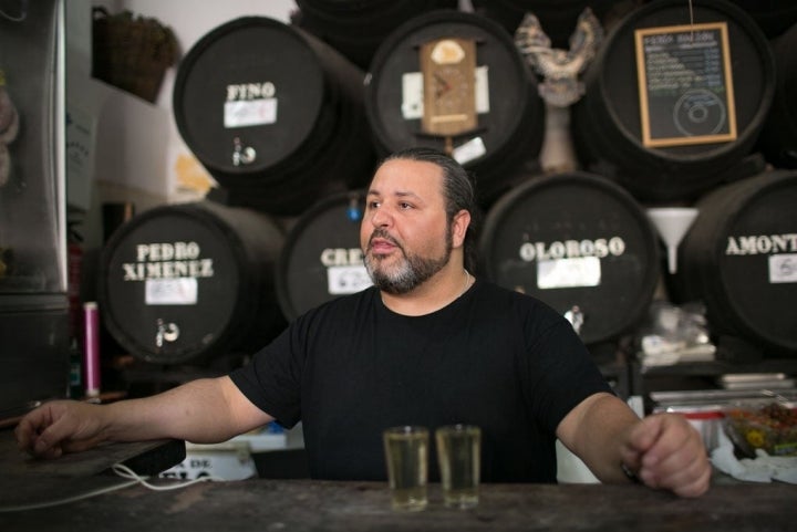 Cristo une en su tabanco el vino y las dos ruedas.