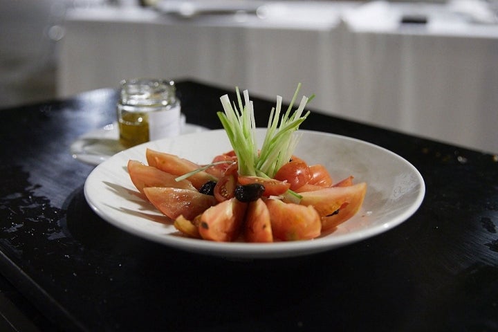 Tomate de Barbastro con cebolleta y lomo de atún hecho en casa. Foto: Xavier Torres-Bacchetta.