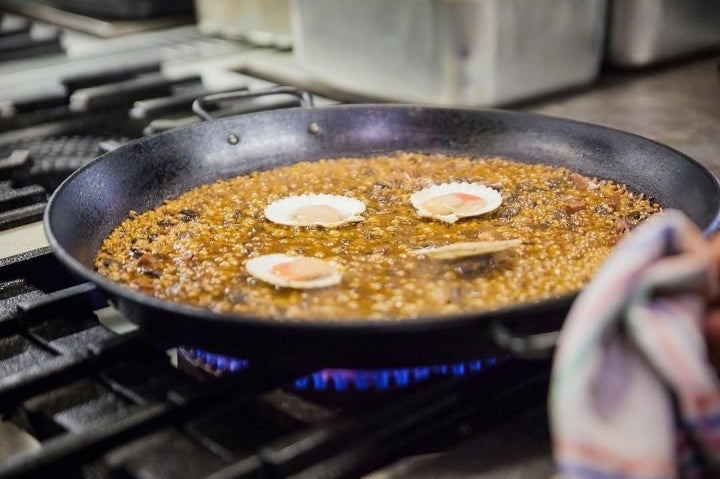 Uno de los arroces de 'La Zorra' casi a punto para servir. Foto: Facebook/ 'La Zorra'.