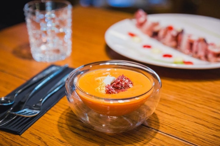 En 'El Burladero' el menú arranca con un salmorejo servido en un original cuenco de cristal.