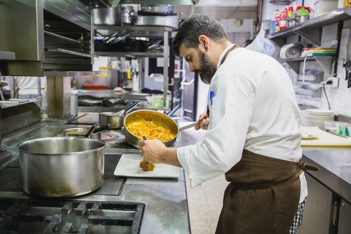 Preparando el guiso de garbanzos con jarrete de ternera en el 'Restaurante Oriza'.