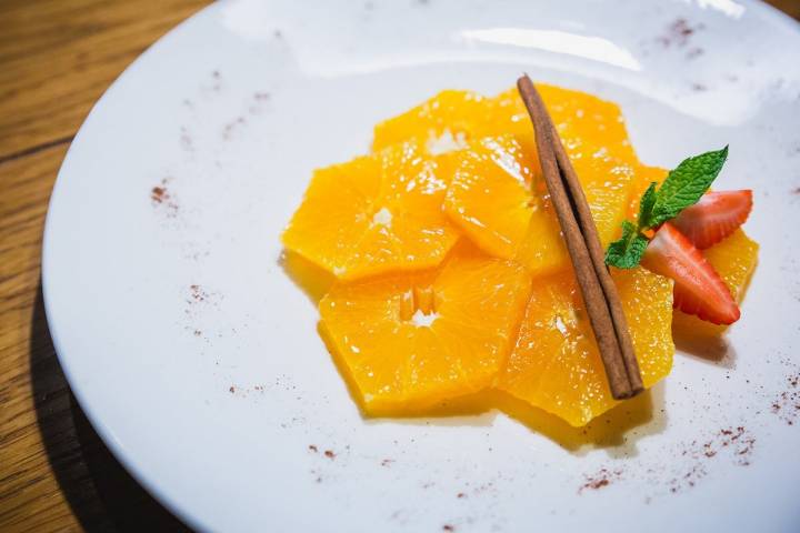 El postre final del menú de 'El Burladero' es una ensalada de naranjas sevillanas.