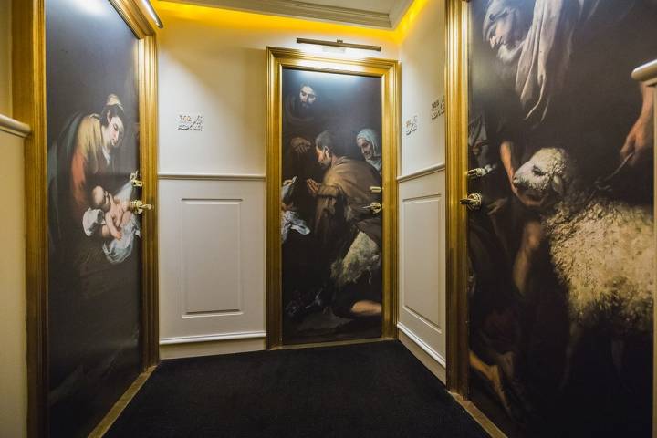 El 'Hotel Gran Meliá Colón' tiene una planta dedicada al pintor con extractos de sus obras en las puertas.