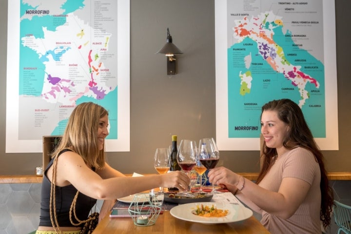 Dos chicas brindando en el restaurante.