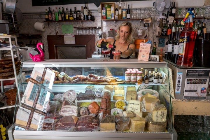 Palma de Mallorca. Ruta gastro por Palma. Champañería Toque de Queda. Redactora: Lara Villanueva. “Se puede venir a comprar algo de queso,embutido… pero no a las nueve de la noche, por favor”. Foto de César Cid.