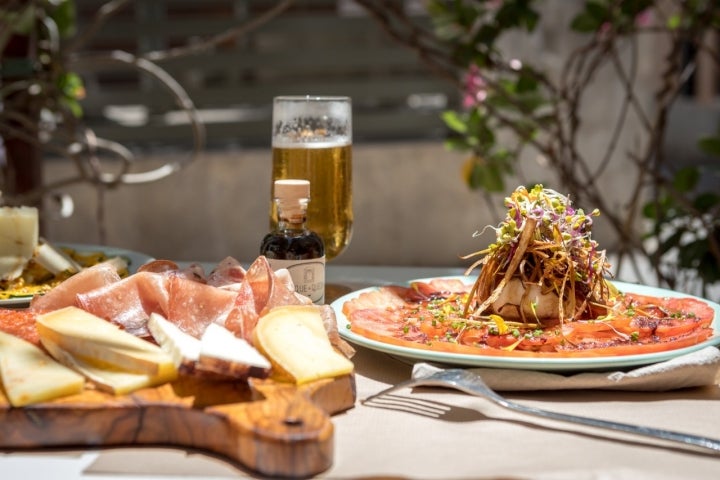 Ensalada capresse con burrata y su tabla de productos italianos, mallorquines y peninsulares. 