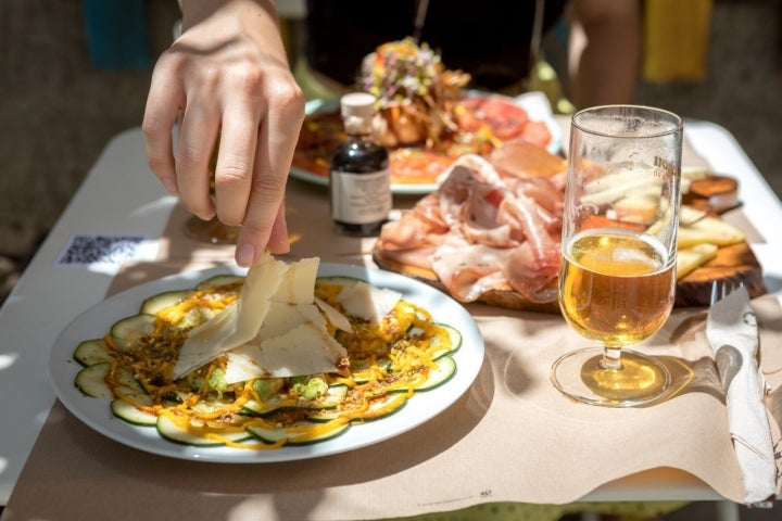 Carpaccio decalabacín, tabla variada y ensalada de capresse con burrata.