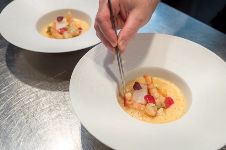 Vieira a la plancha con gambas de Sóller, mini zanahorias, jengibre encurtido con remolacha,espuma de dashi y panko. 