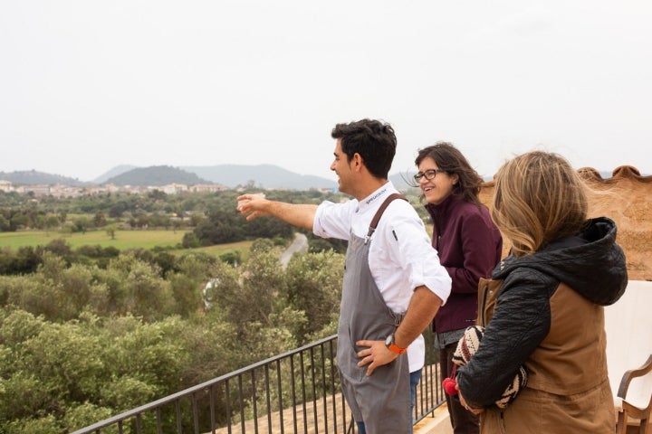 Andreu muestra la panorámica de la finca.