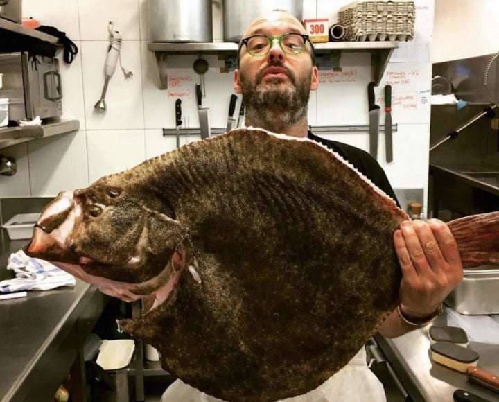 Carlos Herrero, uno de los socios de Bonanova, posa con un buen rodaballo. Foto: Facebook.