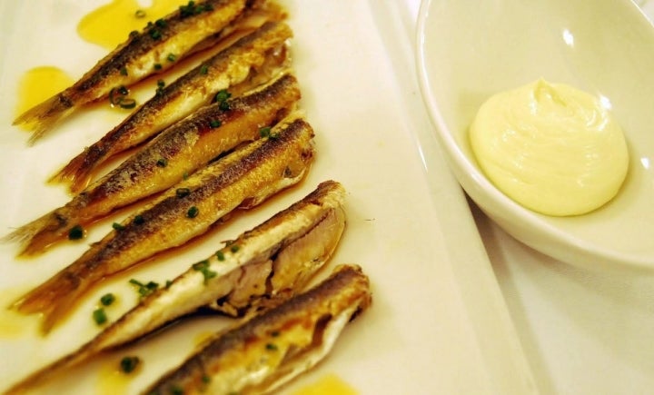 Boquerones fritos, ajada y mayonesa. Foto: Eduard Ros.