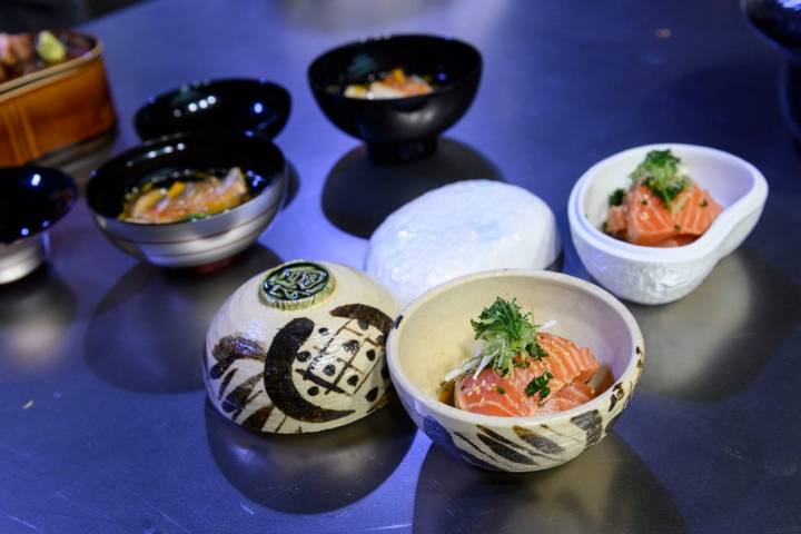 Masahito preparó un 'tataki' de salmón, una sopa con base de alga 'kombu' y 'Katsuobushi' y un arroz con setas 'shiitake', salmón y trufa blanca.