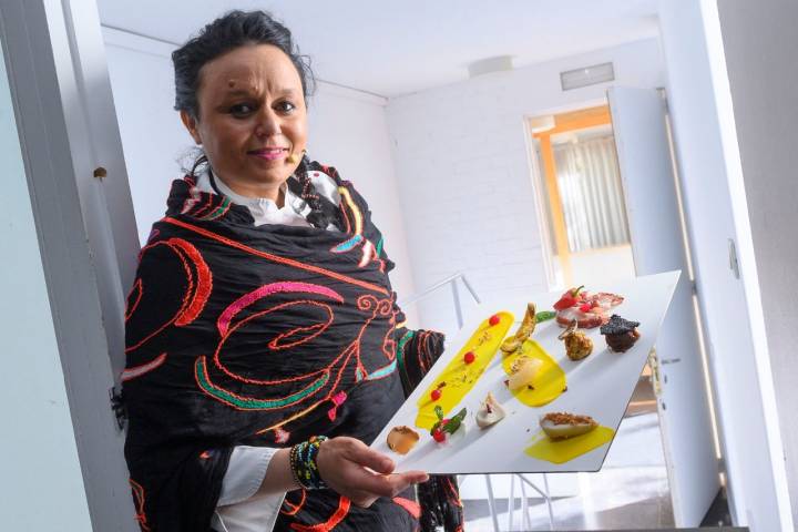 La chef Najat Kaanache con el plato que elaboró en Santander.
