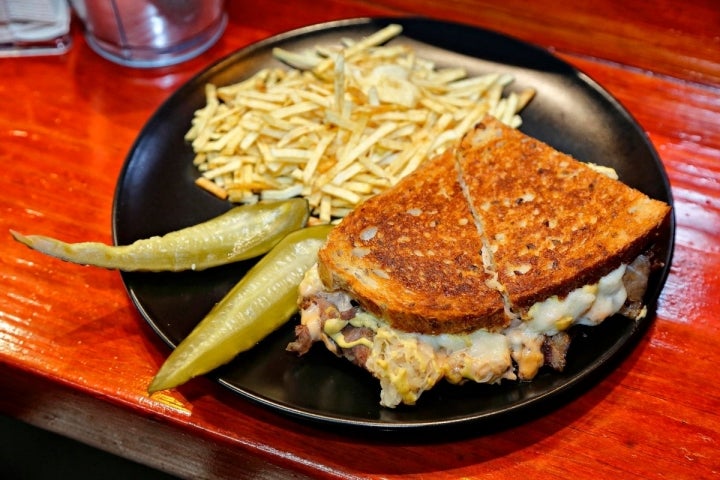 El sándwich de pastrami de 'Craft 19, en Madrid, en el Mercado de Vallehermoso.