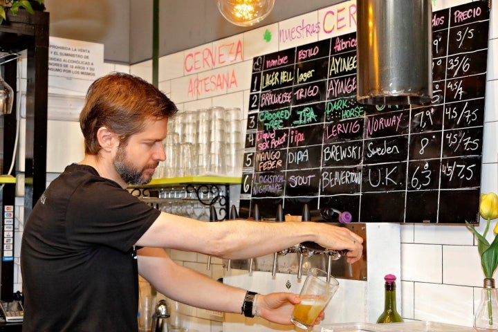 Craig Kollegger, el propietario de la sandwichería 'Craft' en el Mercado de Vallehermoso, Madrid,